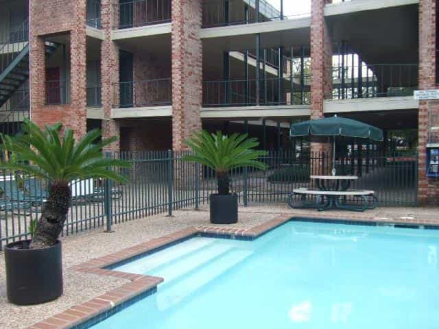 Condominium in West University Place, Texas 10021448