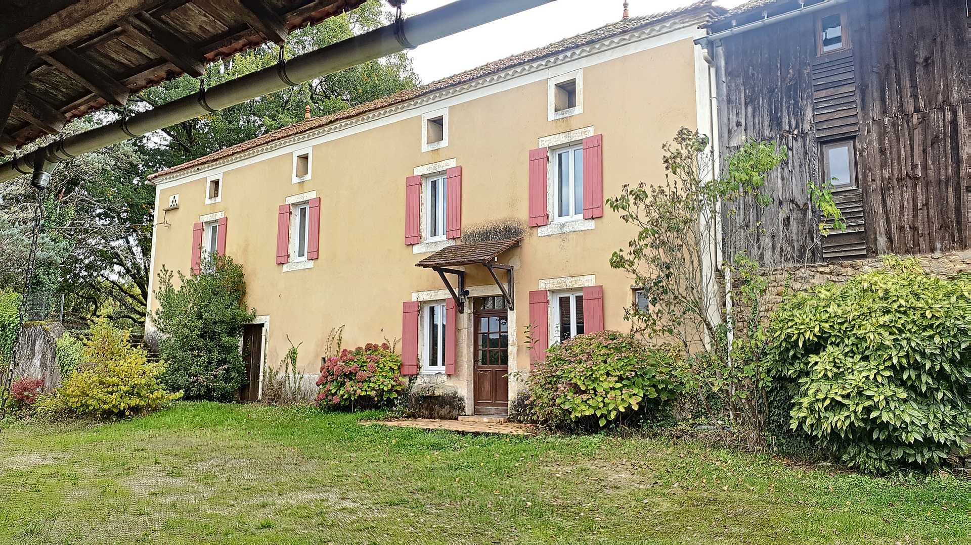 жилой дом в Saint-cernin-de-l-herm, Nouvelle-Aquitaine 10024796