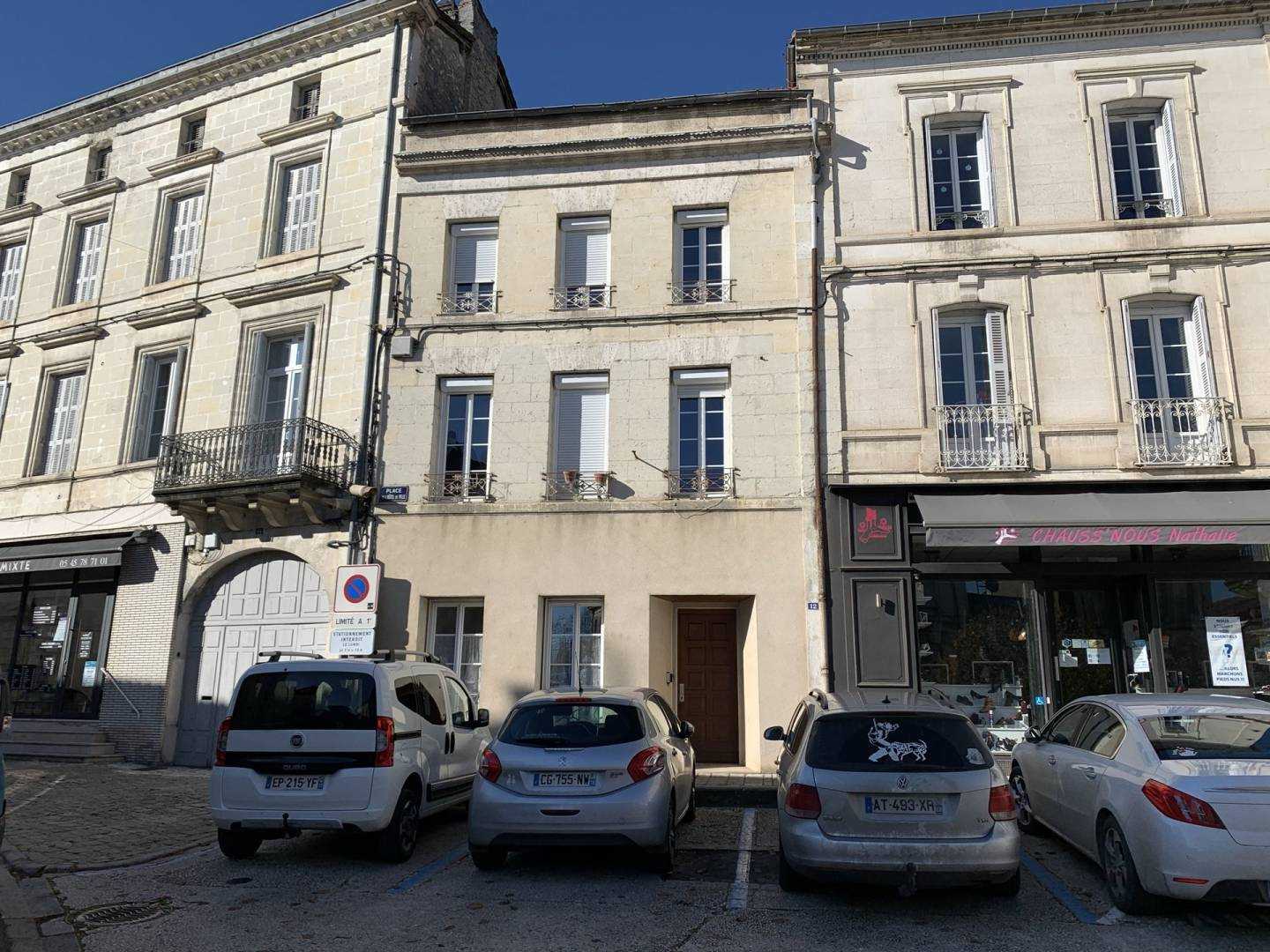 房子 在 Chalais, Poitou-Charentes 10025578