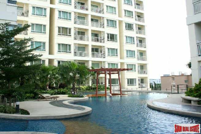 Condominium in Phra Khanong, Krung Thep Maha Nakhon 10026147