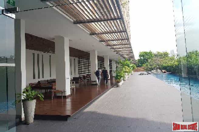 Condominium in Ban Bang Krabueang, Samut Prakan 10026255