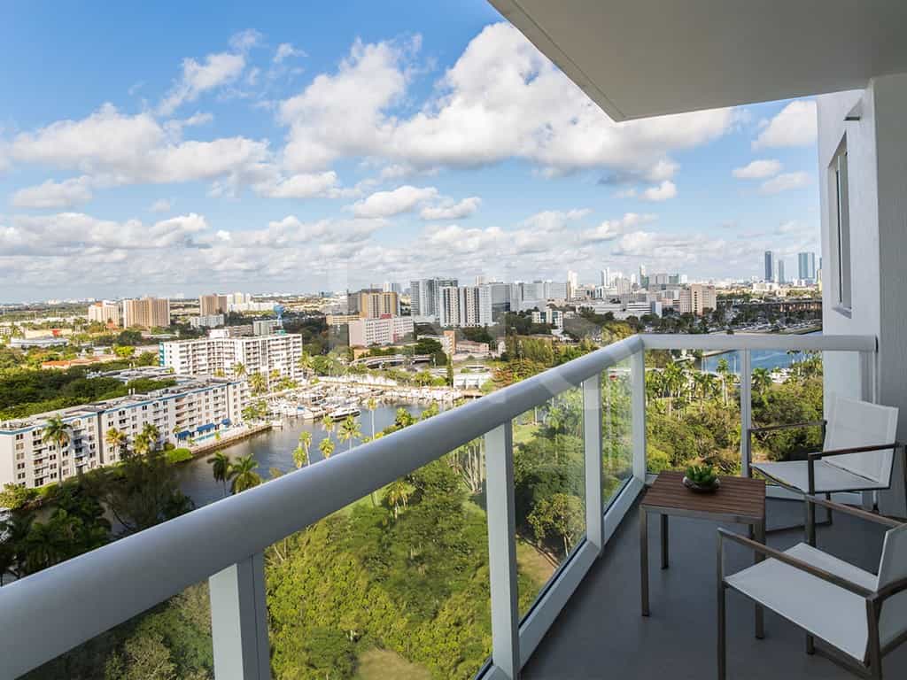 Condominium in Zuid-Miami, Florida 10026905
