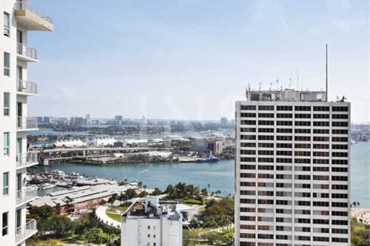 Condominium in Miami, Miami-Dade 10026910