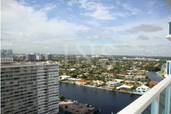 Condominium in Miami Beach, Florida 10026927