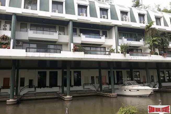 Condominium in Godown, Krung Thep Maha Nakhon 10026947