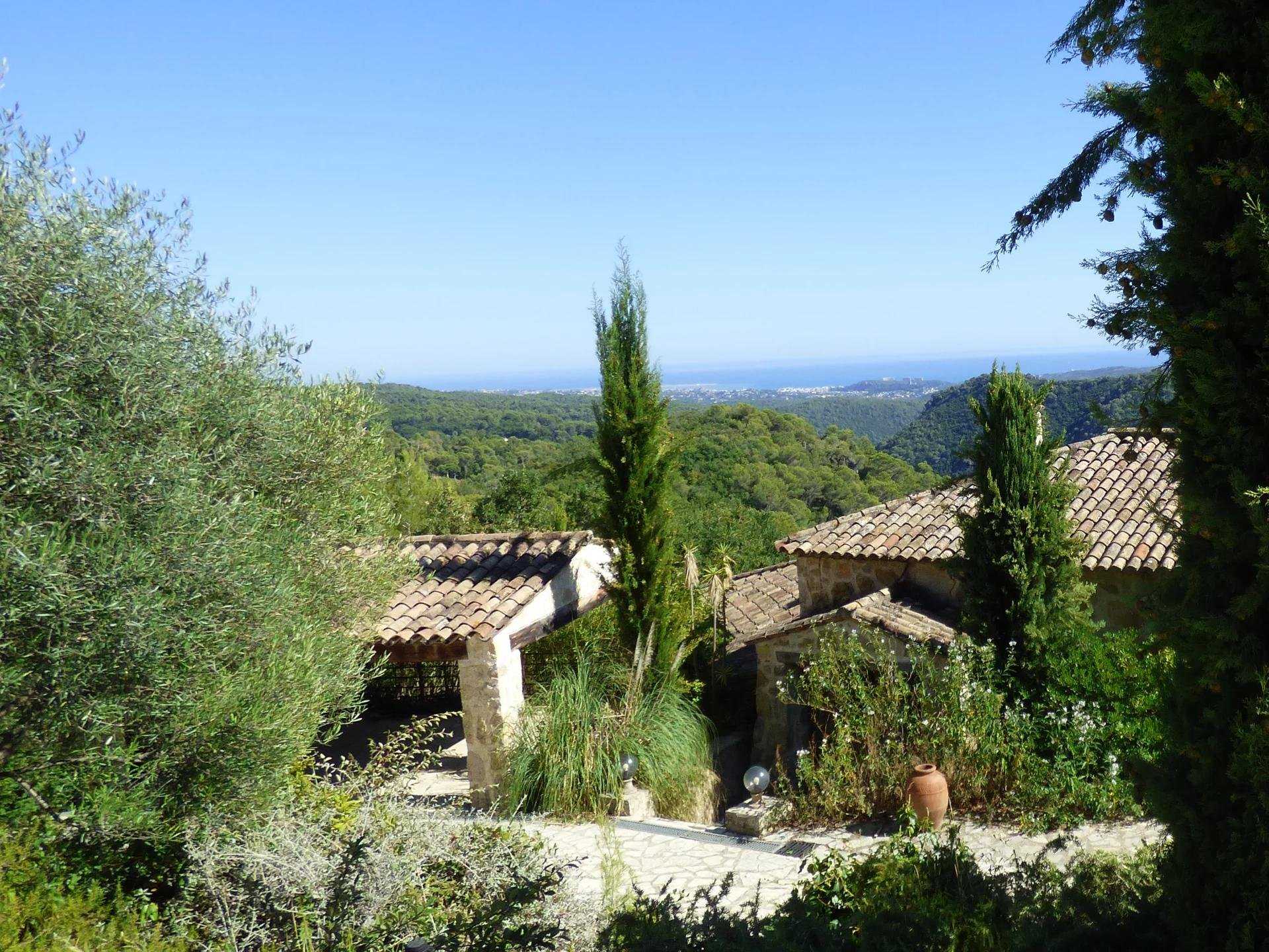 Hus i Tourrettes-sur-Loup, Provence-Alpes-Cote d'Azur 10029667