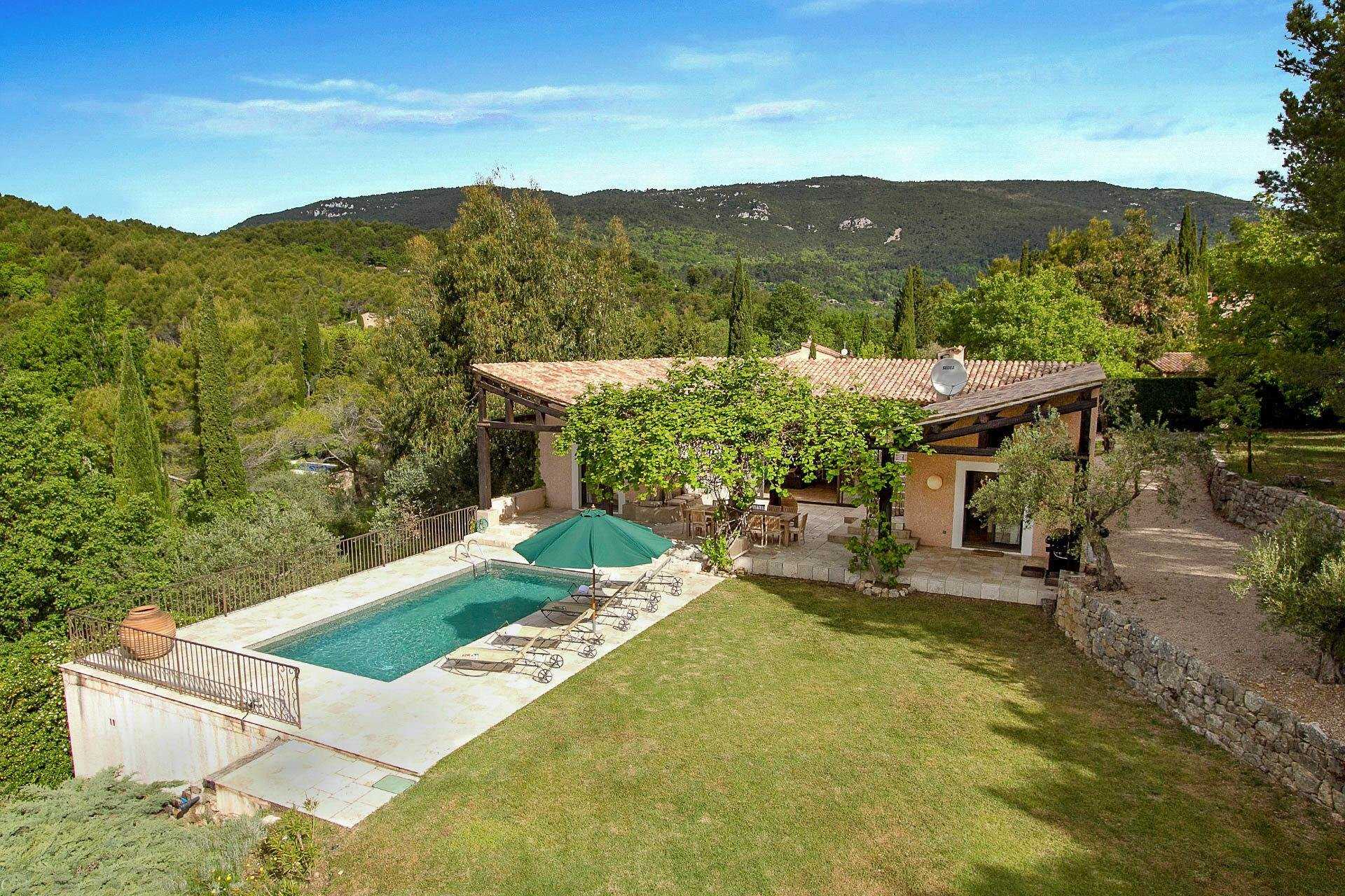 Talo sisään Seillans, Provence-Alpes-Cote d'Azur 10029699