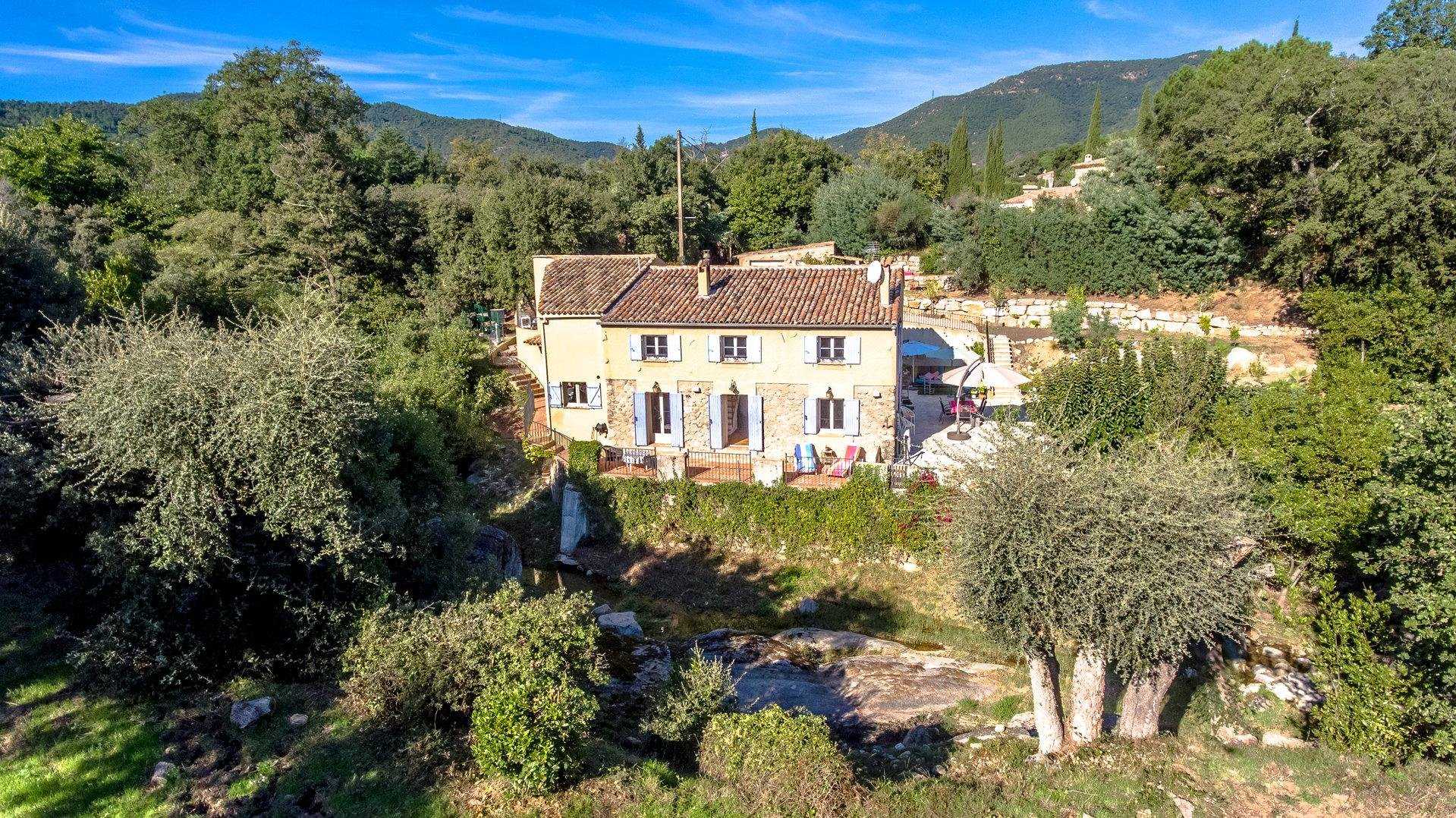 rumah dalam Le Plan-de-la-Tour, Provence-Alpes-Côte d'Azur 10029715