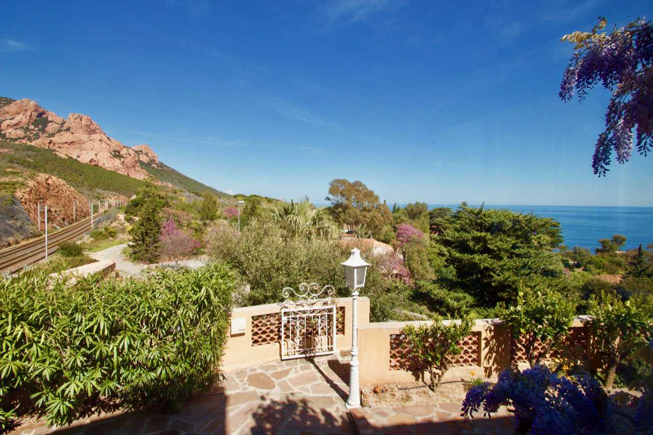 loger dans Spacious Villa With Separate Guest House On The Mediterranean And Esterel Mountains,  10029722