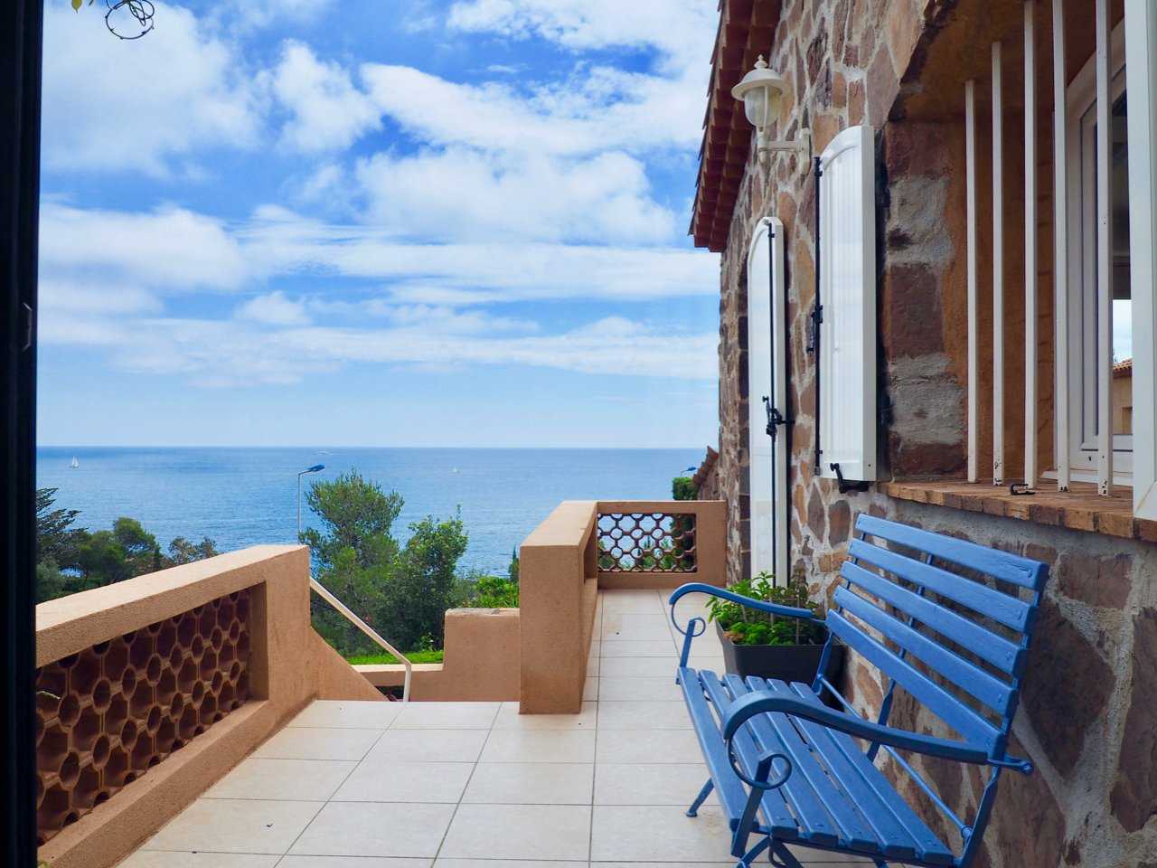 בַּיִת ב Spacious Villa With Separate Guest House On The Mediterranean And Esterel Mountains,  10029722