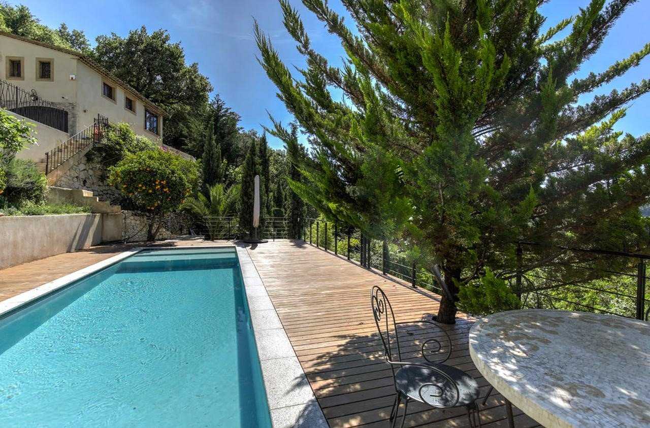 Condominium in Saint-Jeannet, Provence-Alpes-Cote d'Azur 10029777