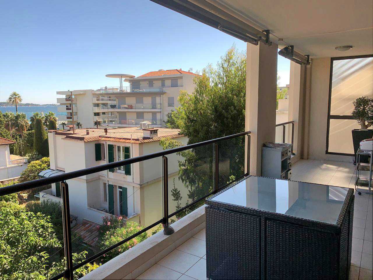 Condominium in Cannes, Provence-Alpes-Cote d'Azur 10029803
