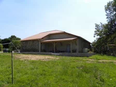 жилой дом в Montemboeuf, Poitou-Charentes 10029843
