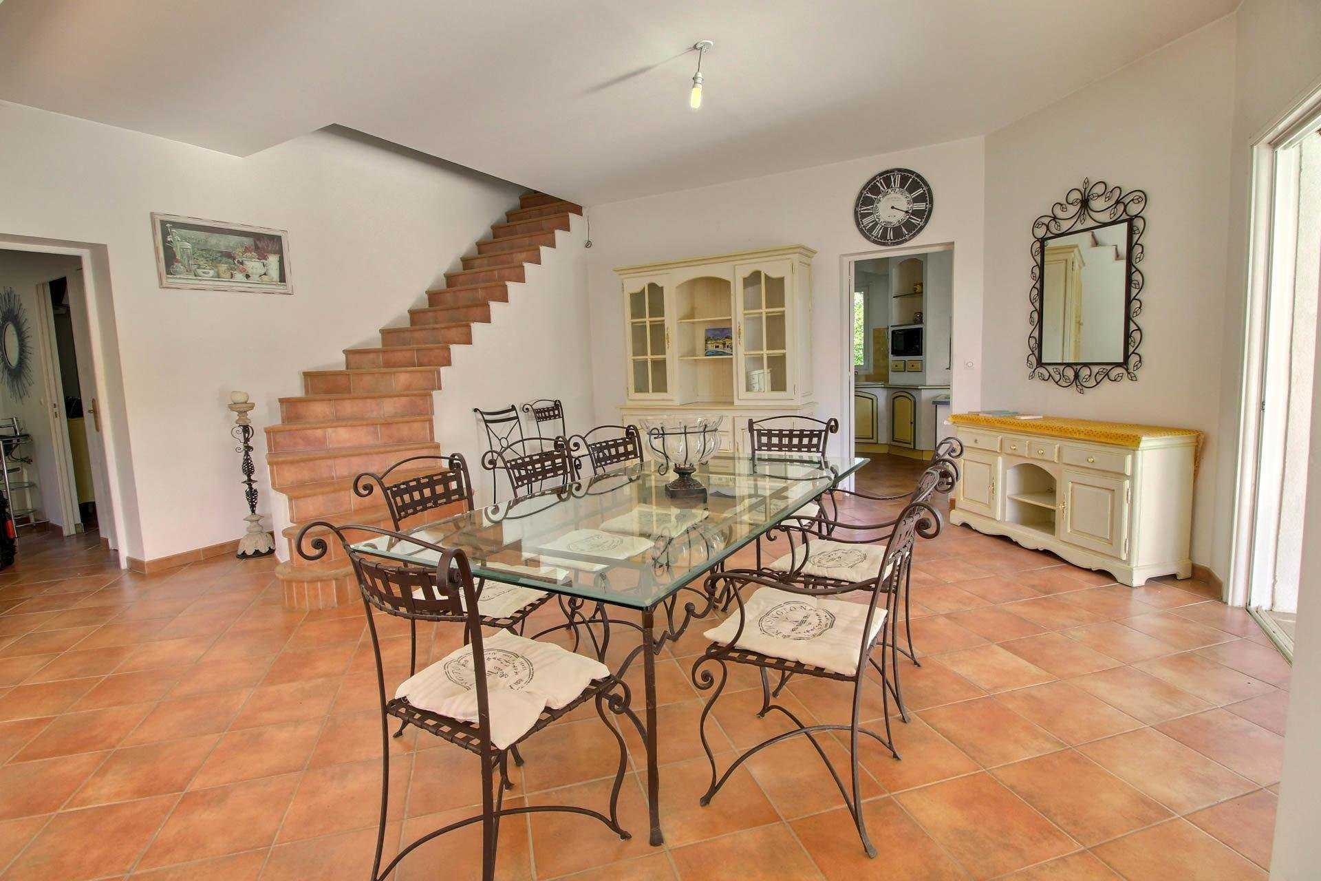 Talo sisään Tourrettes, Provence-Alpes-Cote d'Azur 10029850
