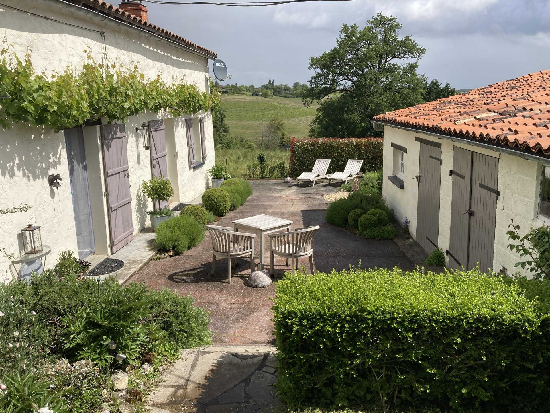 房子 在 Yviers, Nouvelle-Aquitaine 10029854