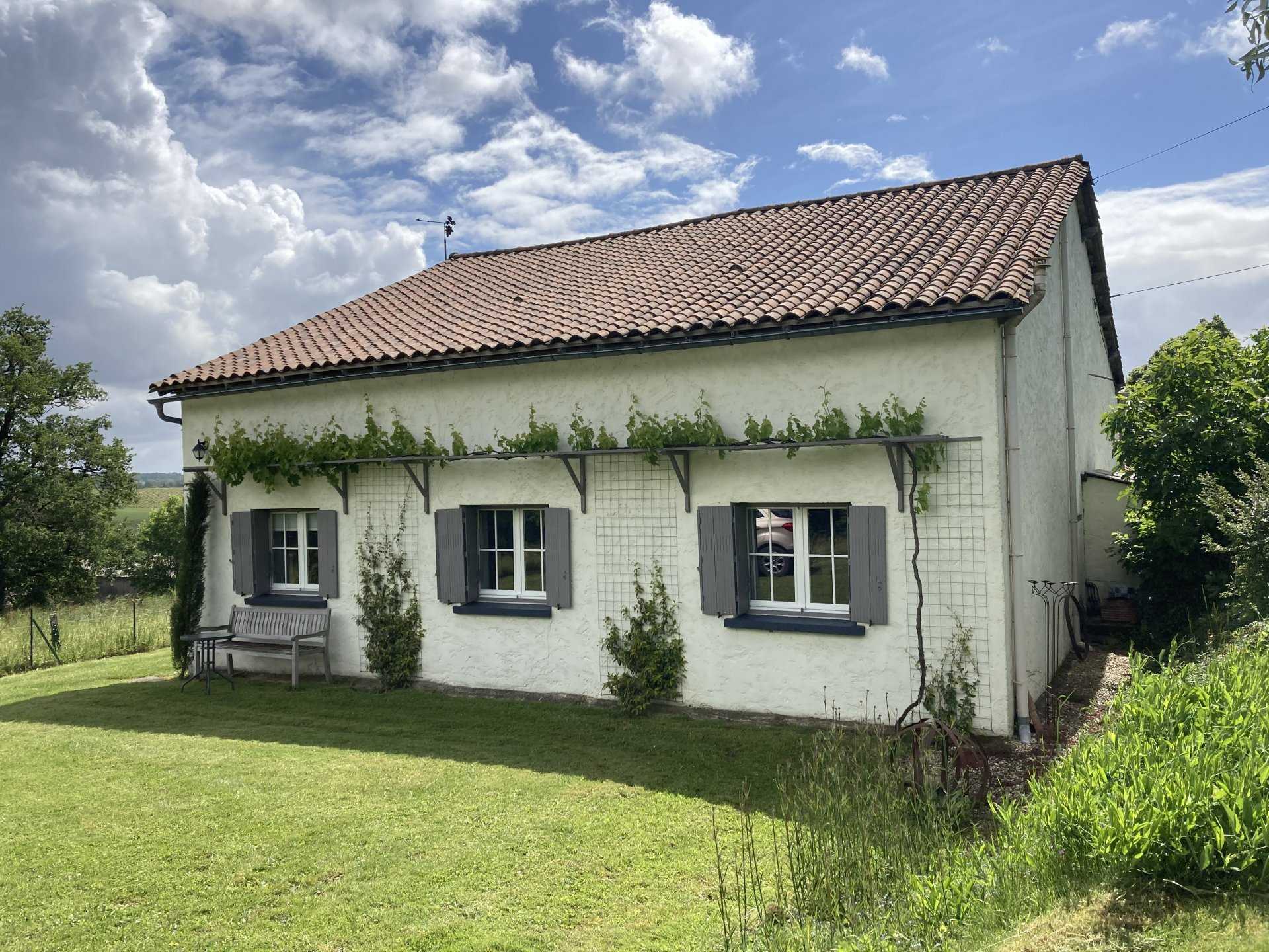 房子 在 Yviers, Poitou-Charentes 10029854