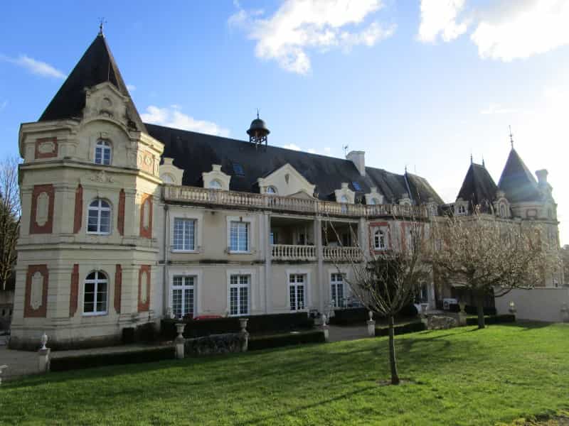 सम्मिलित में Chinon, Centre-Val de Loire 10029936