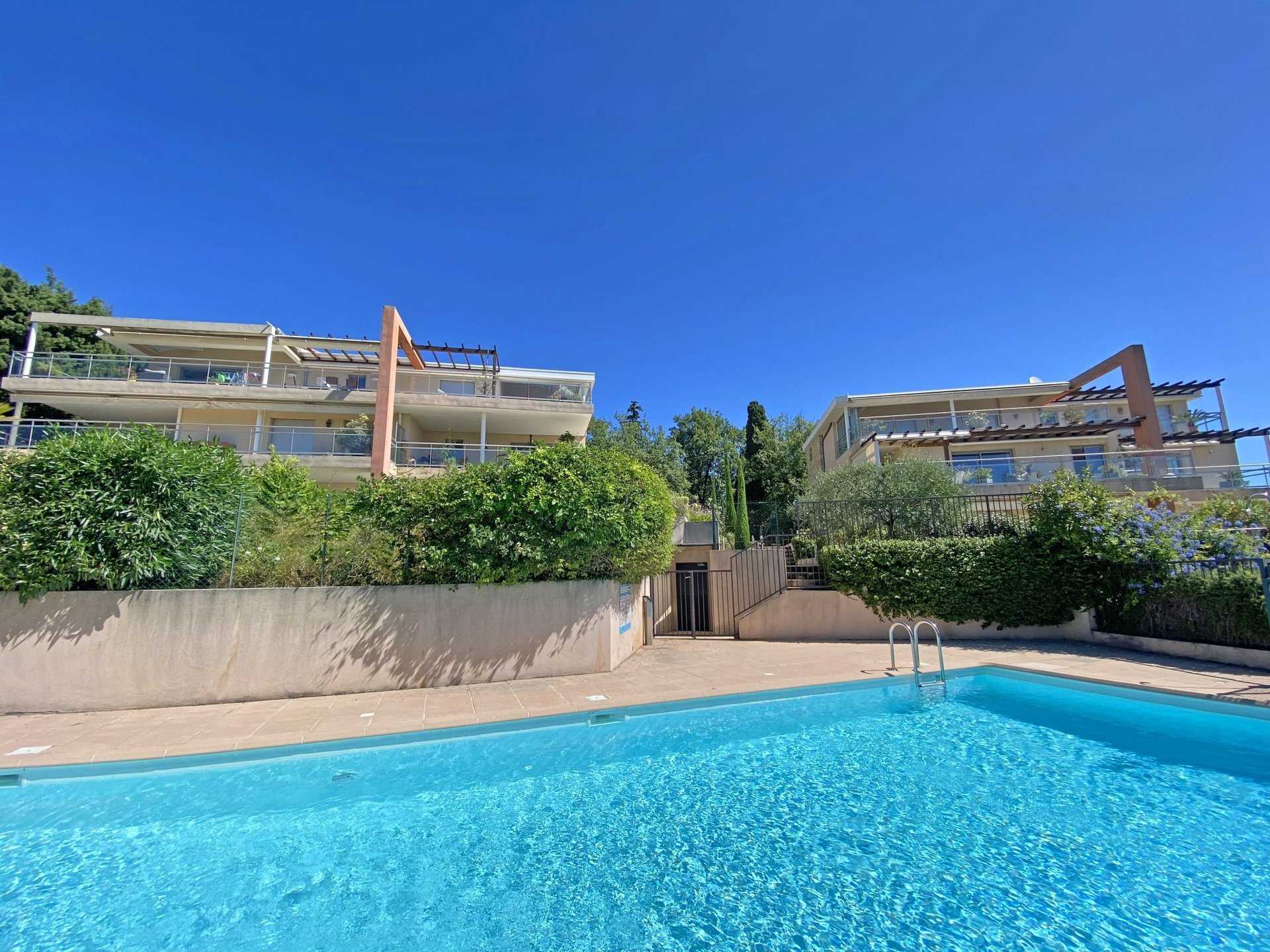 Condominium in Vence, Provence-Alpes-Cote d'Azur 10029951
