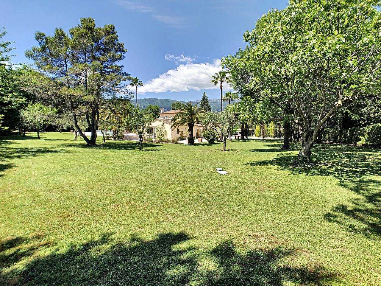 Γη σε Chateauneuf-Grasse, Provence-Alpes-Cote d'Azur 10030049