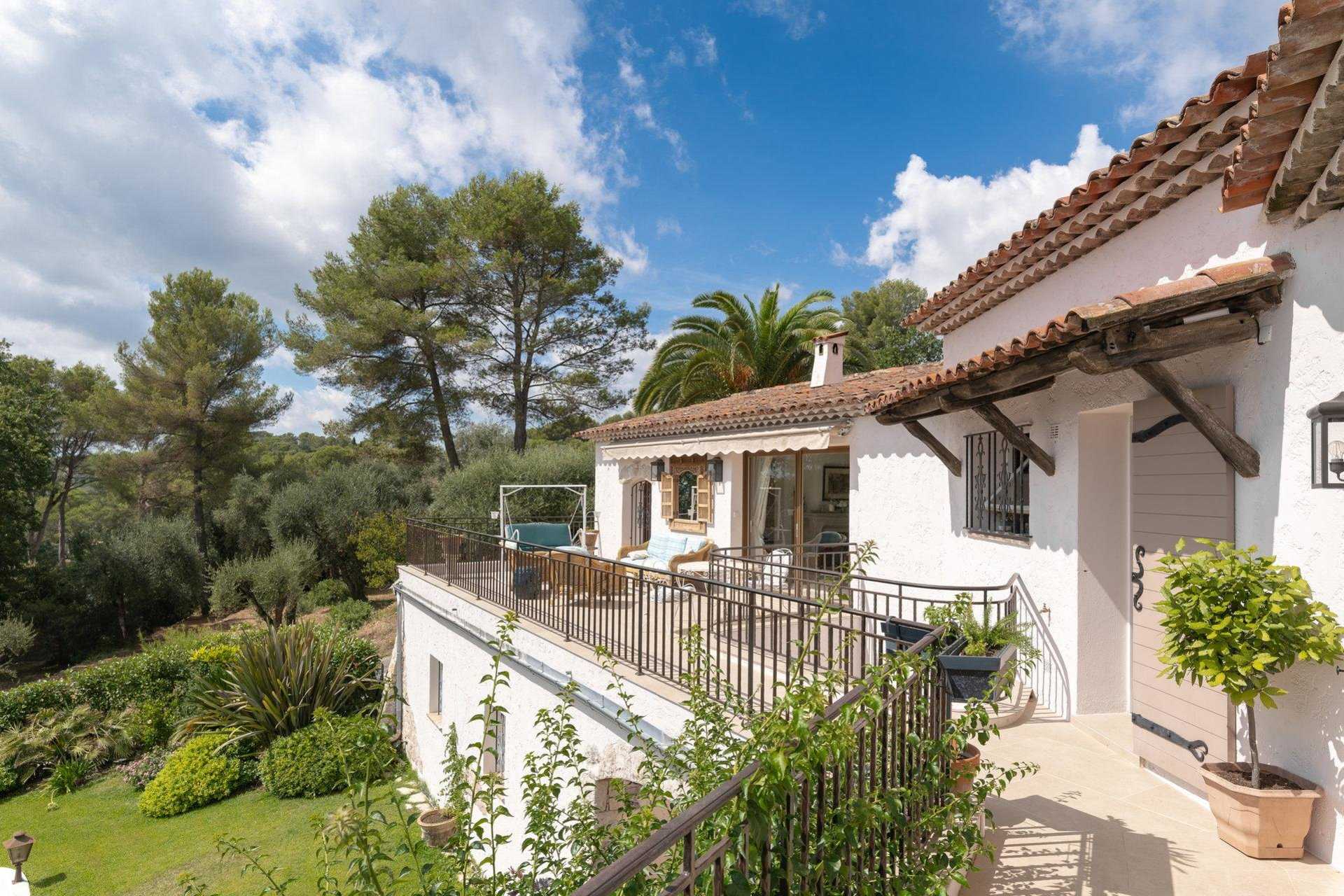 Condominium in Le Chateau, Provence-Alpes-Cote d'Azur 10030142