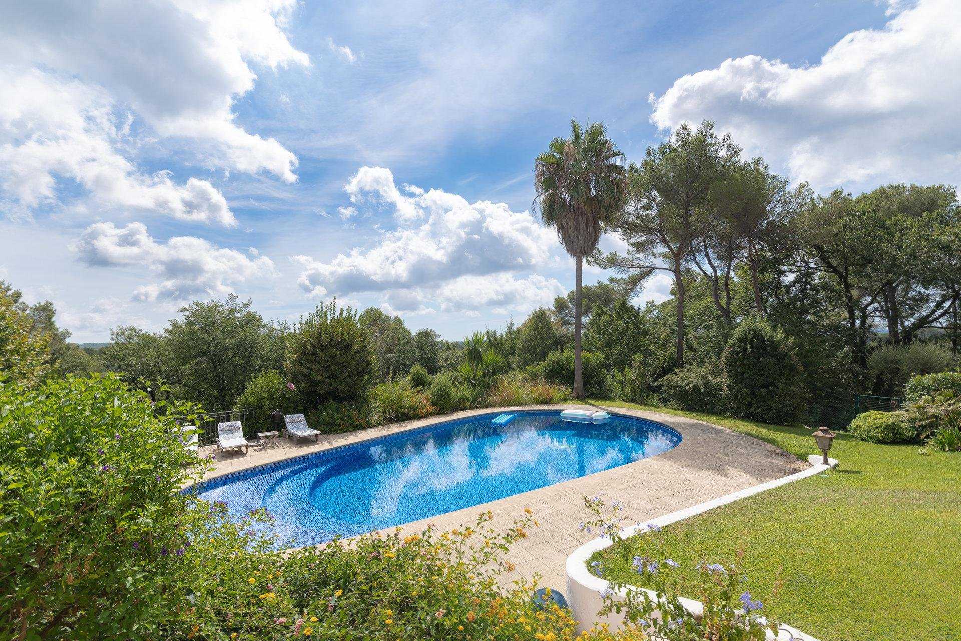 Condominium in Le Chateau, Provence-Alpes-Cote d'Azur 10030142