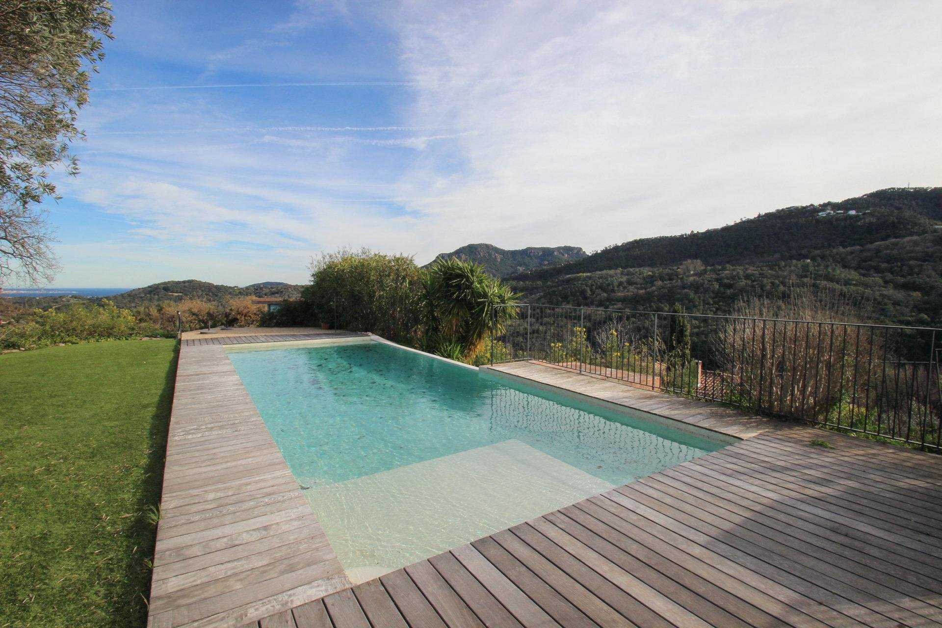 집 에 Les Adrets de Lesterel, Provence-Alpes-Cote d'Azur 10030150
