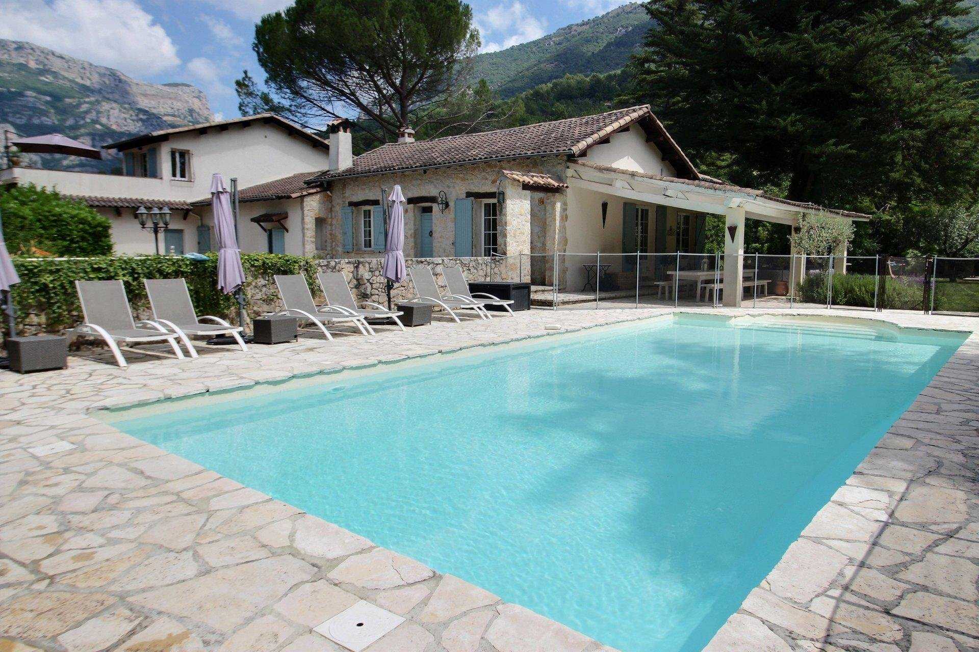 Condominio nel Tourrettes-sur-Loup, Provenza-Alpi-Costa Azzurra 10030180