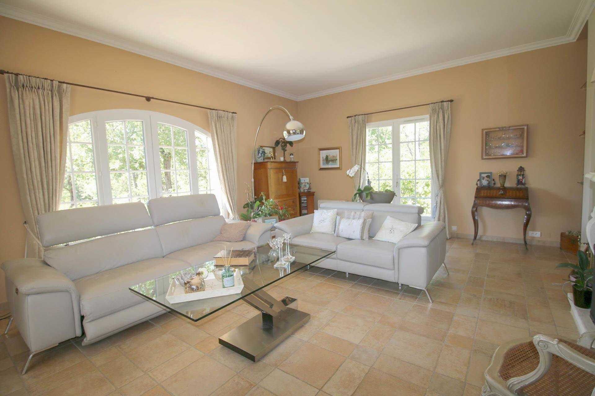 Talo sisään Seillans, Provence-Alpes-Cote d'Azur 10030207