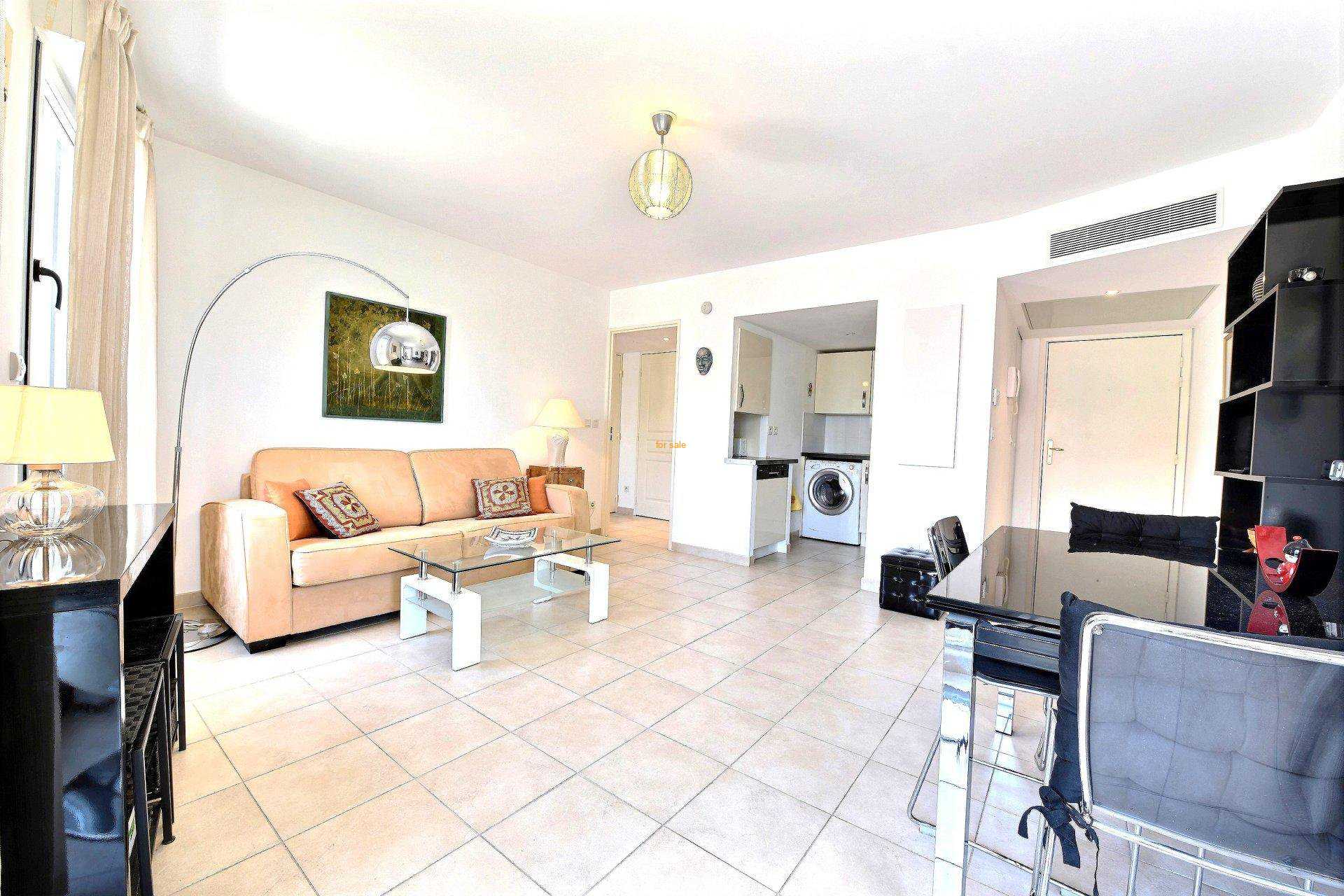 Condominium in Mandelieu-la-Napoule, Provence-Alpes-Cote d'Azur 10030264