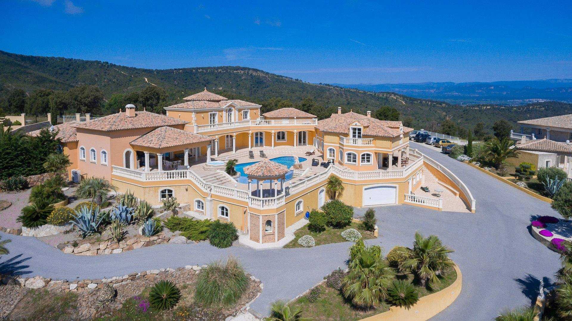 Eigentumswohnung im Roquebrune-sur-Argens, Provence-Alpes-Cote d'Azur 10030268