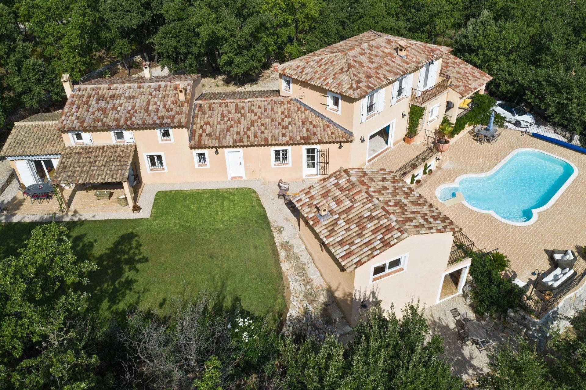 Talo sisään Fayence, Provence-Alpes-Cote d'Azur 10030277