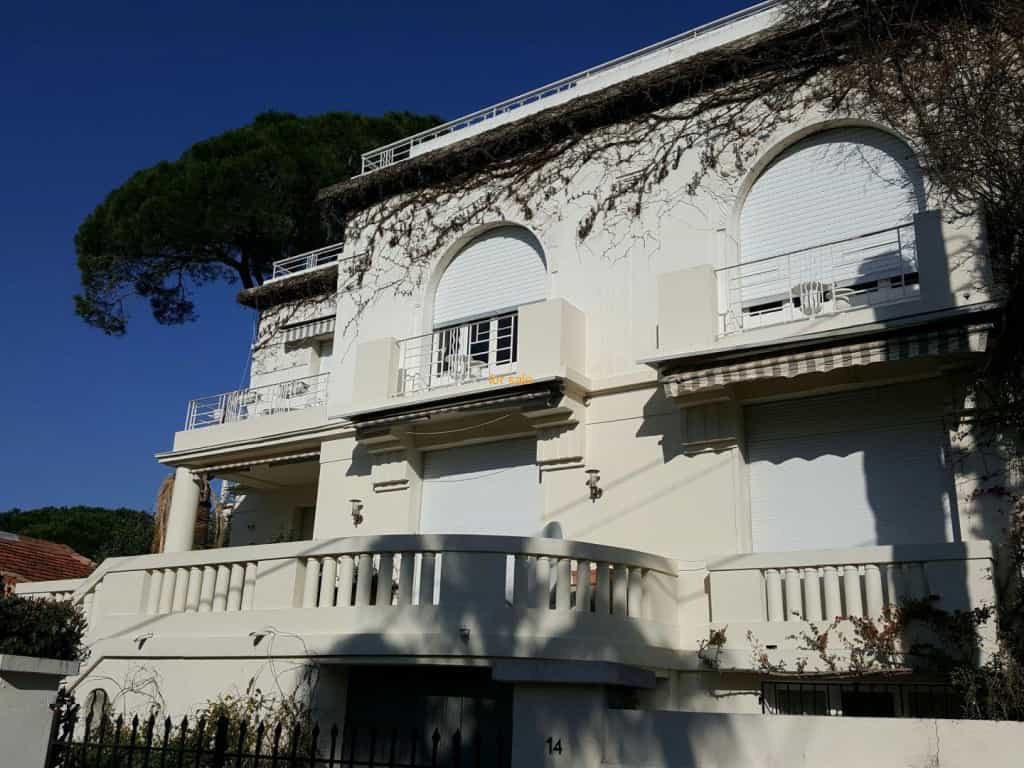 Condominium in Juan-les-Pins, Provence-Alpes-Cote d'Azur 10030280