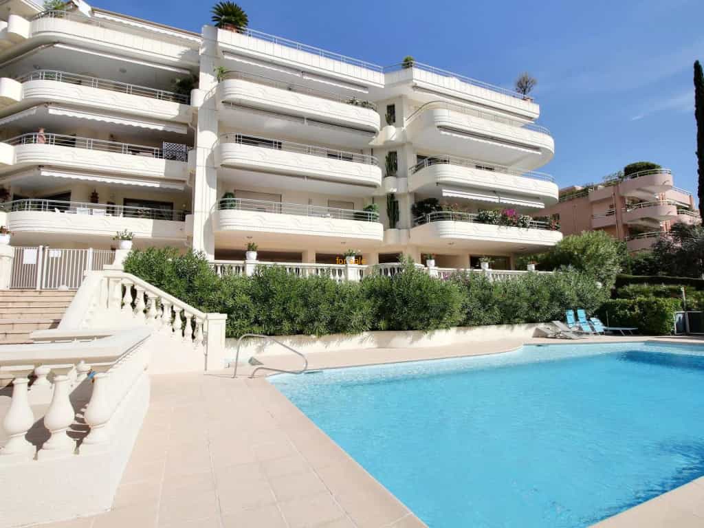 Condominium in Vallauris, Provence-Alpes-Côte d'Azur 10030285