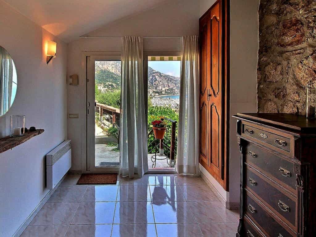 Talo sisään Menton, Provence-Alpes-Cote d'Azur 10030297