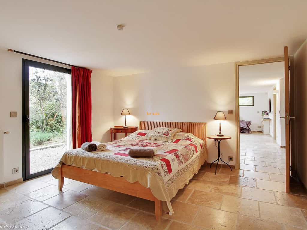 मकान में Seillans, Provence-Alpes-Cote d'Azur 10030300