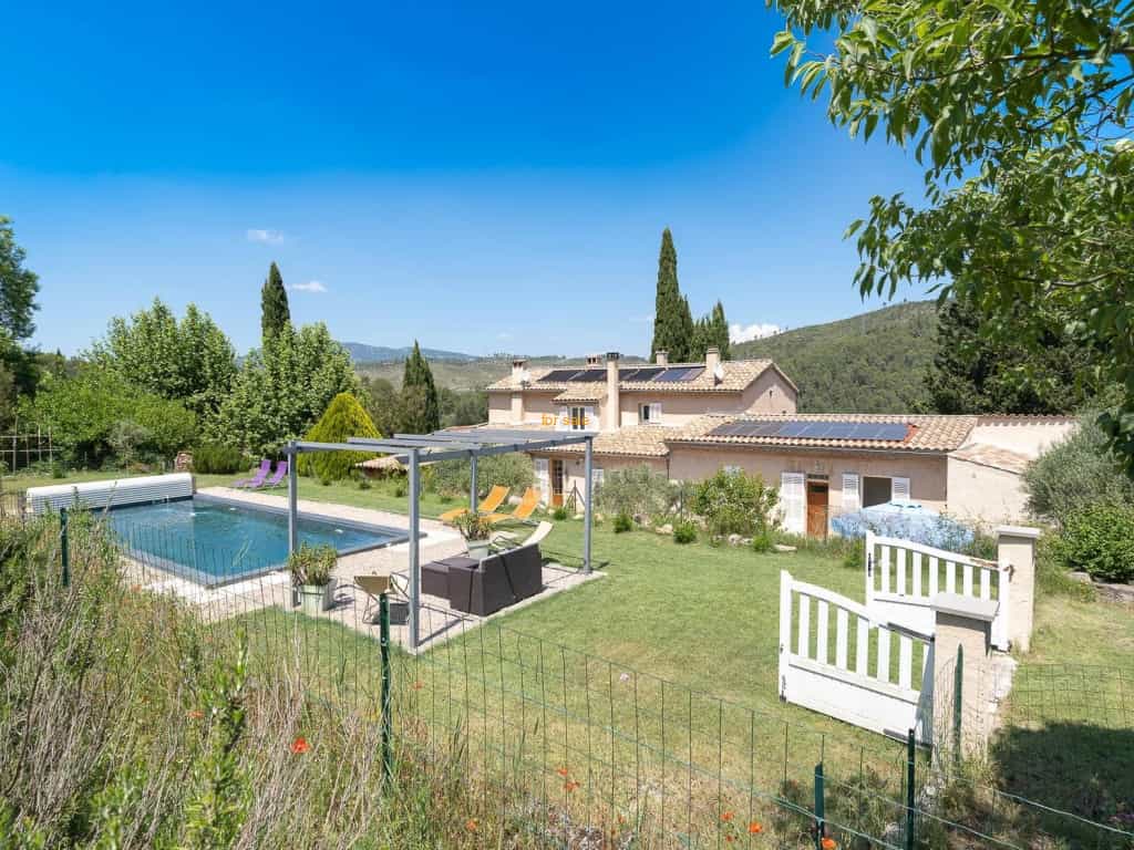 Hus i Correns, Provence-Alpes-Cote d'Azur 10030302