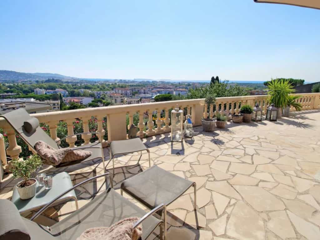 Condominium in Mandelieu-la-Napoule, Provence-Alpes-Cote d'Azur 10030304
