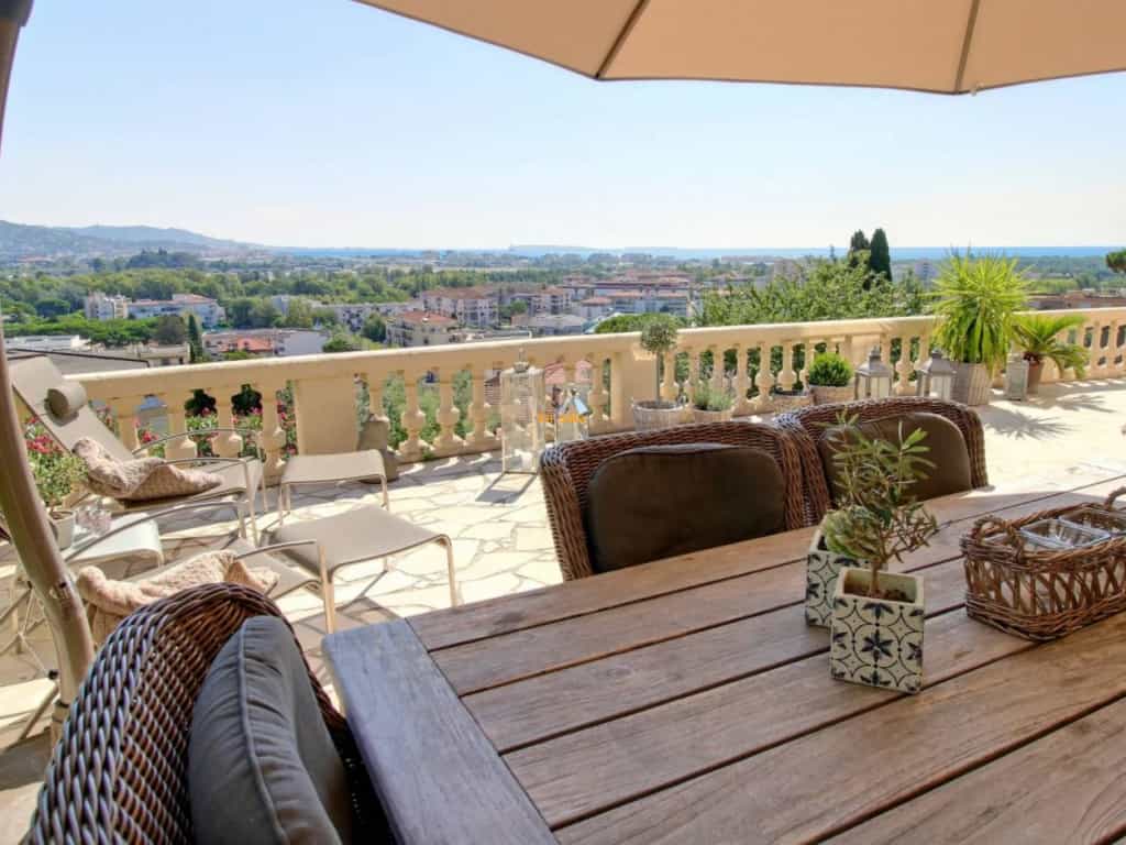 Condominium in Mandelieu-la-Napoule, Provence-Alpes-Côte d'Azur 10030304