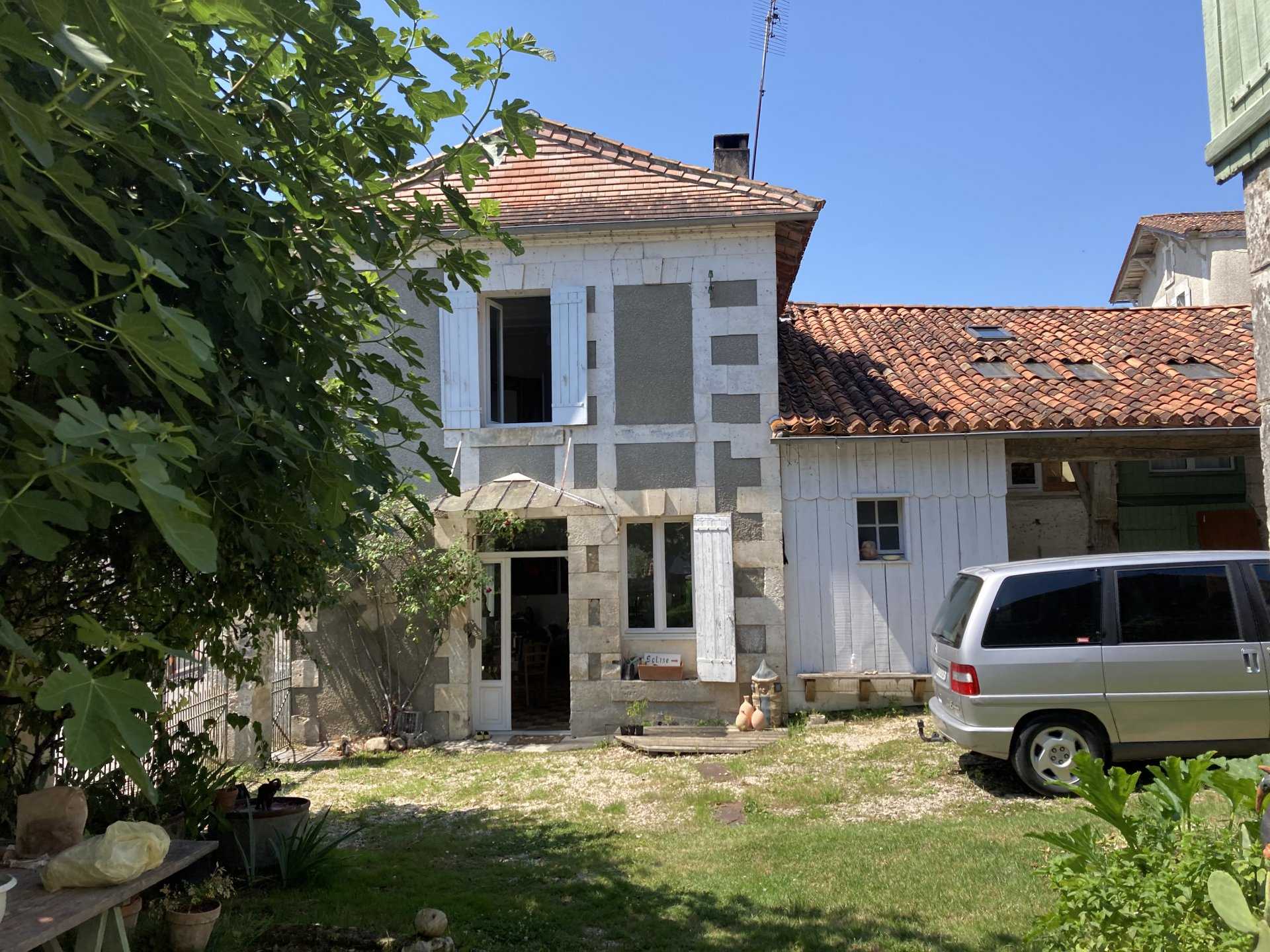 بيت في Laprade, Nouvelle-Aquitaine 10031107