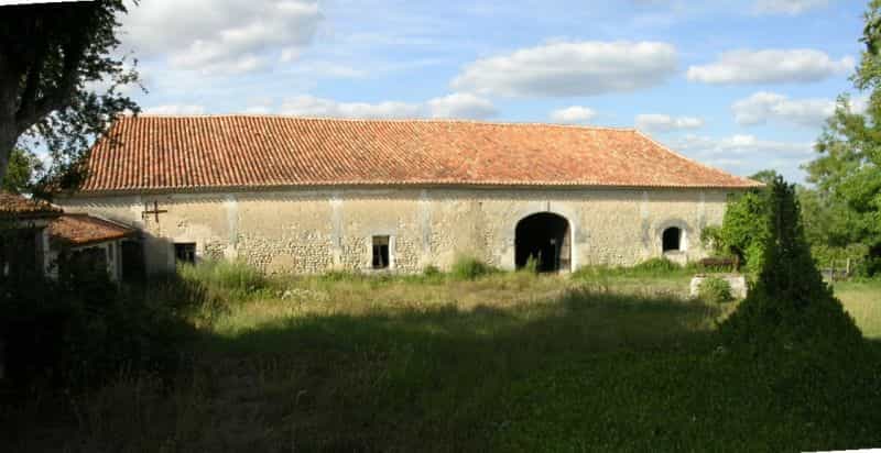 House in Villebois-Lavalette, Nouvelle-Aquitaine 10032783