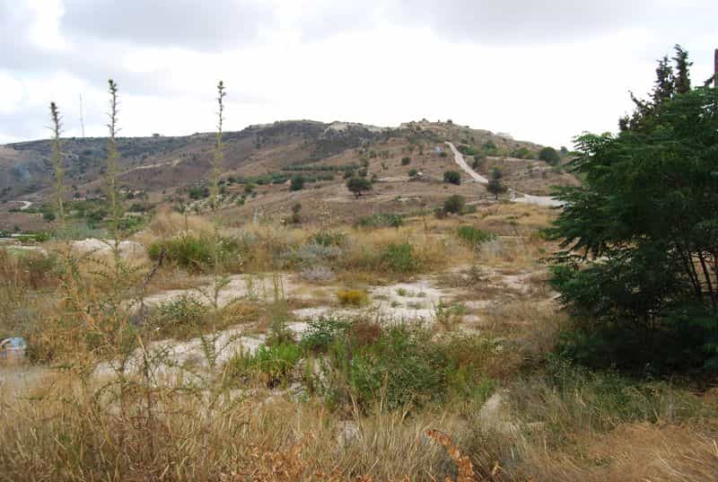 Tanah dalam Konia, Pafos 10033344