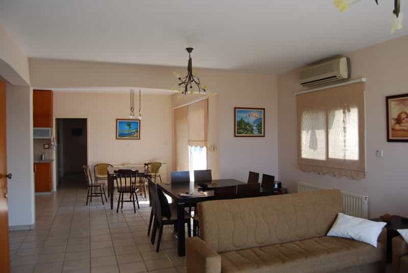 Condominium in Kissonerga, Pafos 10033367