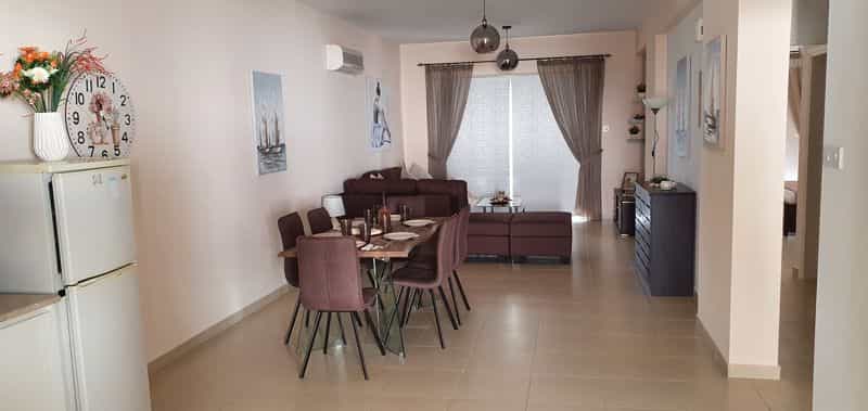 Condominium in Mesa Chorio, Paphos 10033379