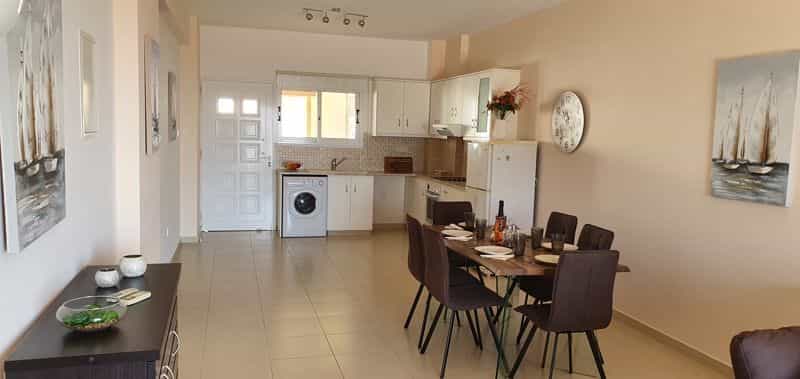 Condominium in Mesa Chorio, Paphos 10033379