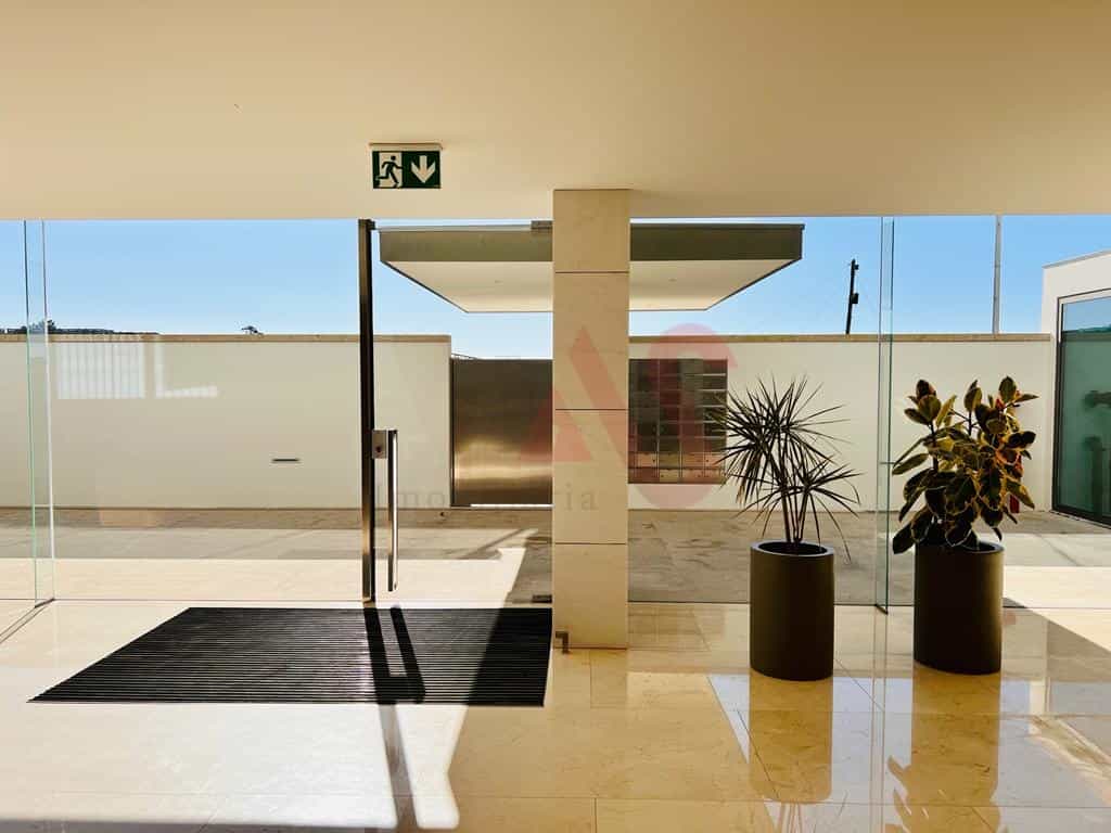 Condominium in Lordelo do Ouro, Porto 10034768