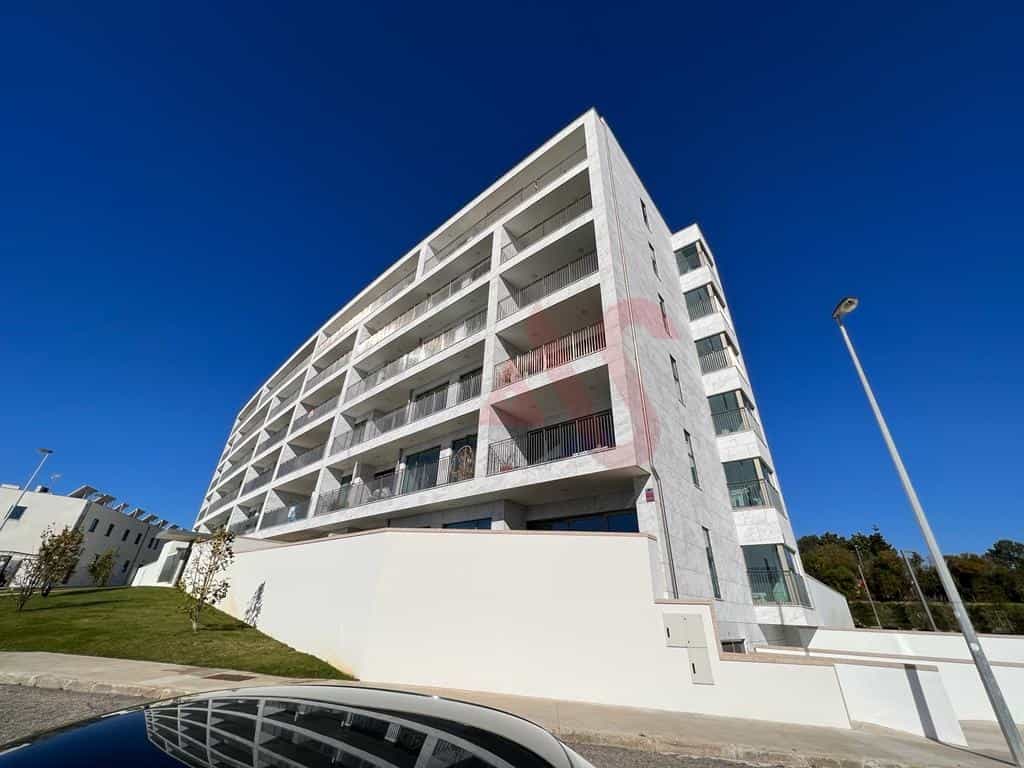 Condominium in Lordelo do Ouro, Porto 10034768