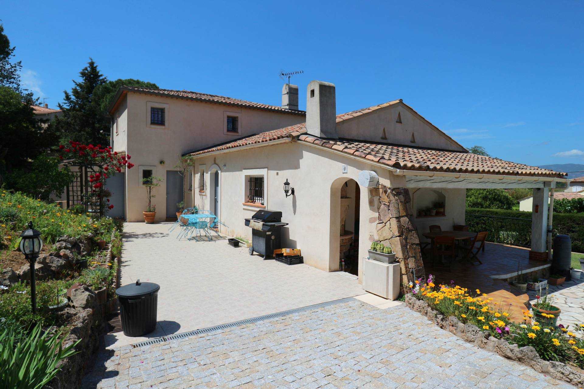 Casa nel Roquebrune-sur-Argens, Provenza-Alpi-Costa Azzurra 10036129