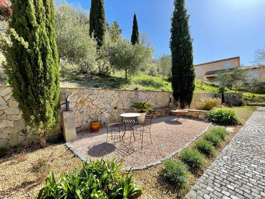Hus i La Motte, Provence-Alpes-Cote d'Azur 10036135