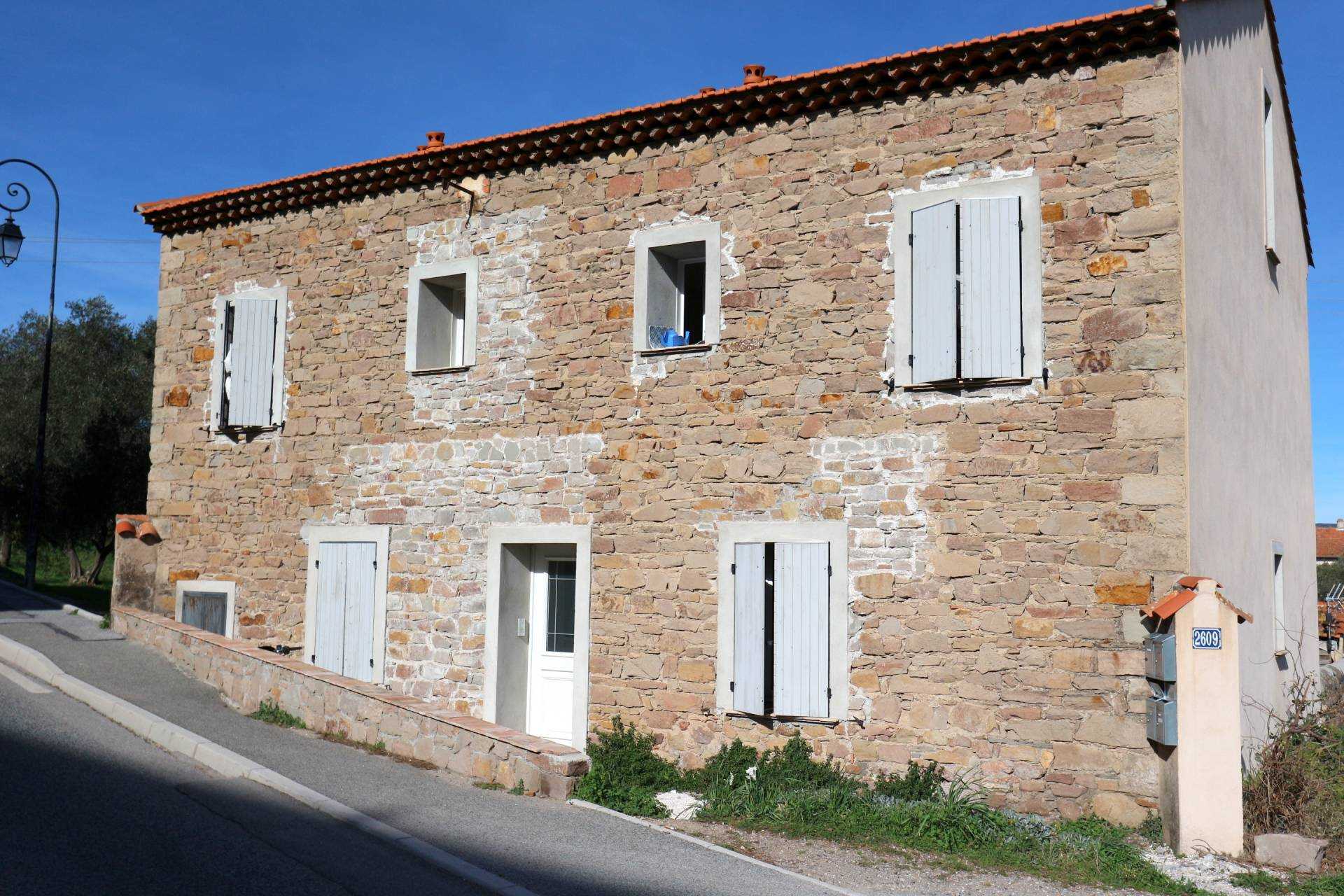 casa en Roquebrune-sur-Argens, Provenza-Alpes-Costa Azul 10036221
