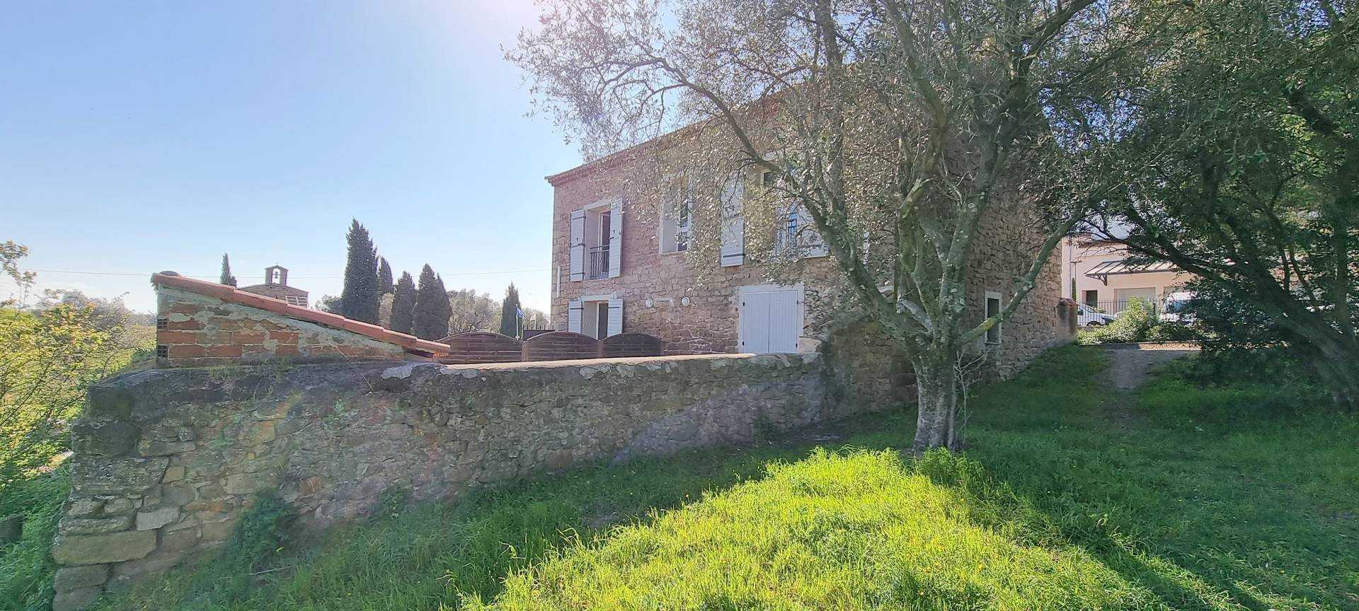 Casa nel Roquebrune-sur-Argens, Provenza-Alpi-Costa Azzurra 10036234